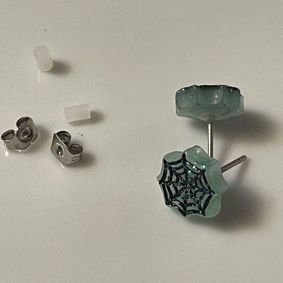 Spider Web Studs - Glow in the Dark - Picture 3 of 5